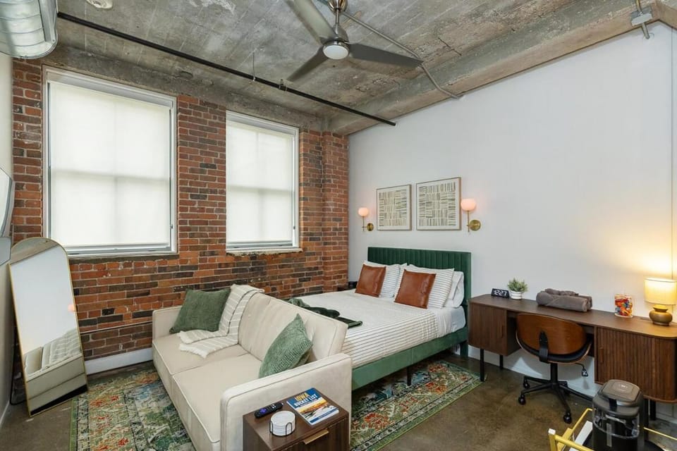 Luxury Studio in Downtown DSM, Free Parking, Gym Apartment in Des Moines