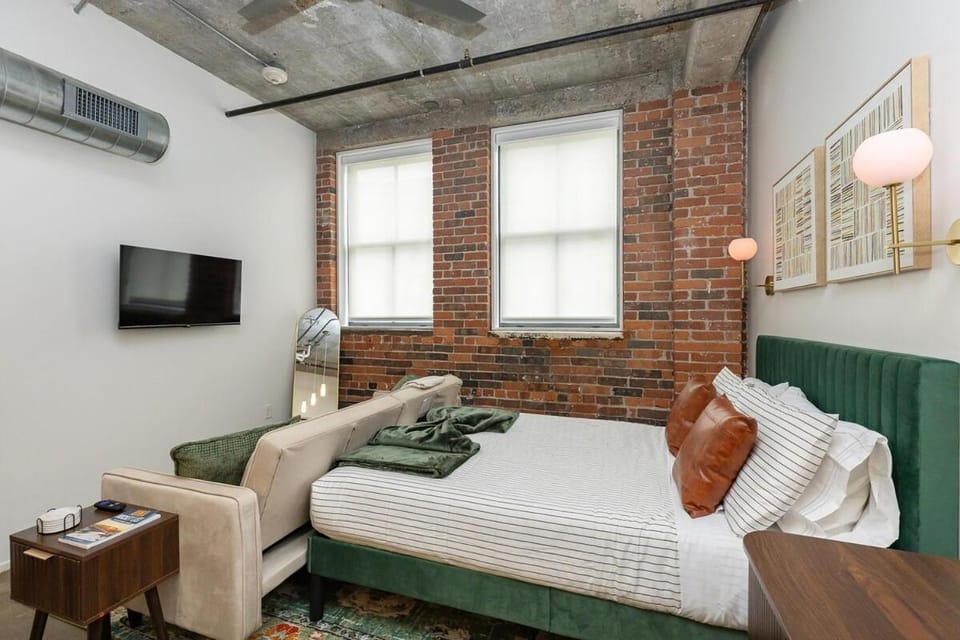 Luxury Studio in Downtown DSM, Free Parking, Gym Apartment in Des Moines