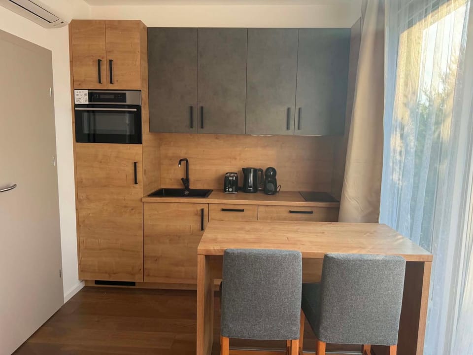 Kitchen or kitchenette, Dining area, minibar