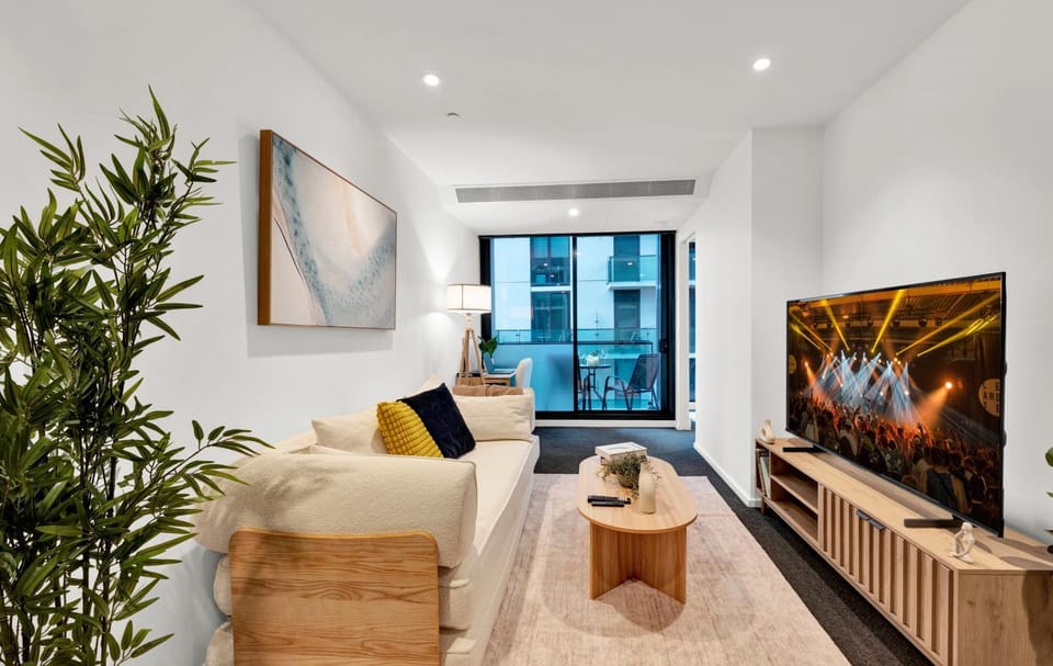 Stunning Level 27 2Bed 2Bath Melbourne CBD Apartment with Free Parking, City Views, Pool and Gym - Walk to Southern Cross Station Apartment in Melbourne
