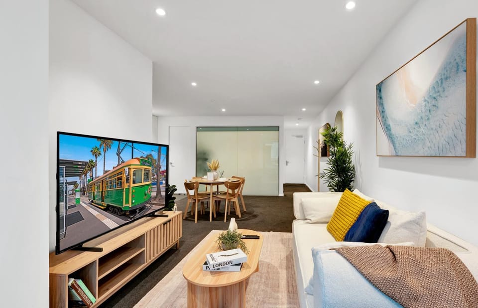 Stunning Level 27 2Bed 2Bath Melbourne CBD Apartment with Free Parking, City Views, Pool and Gym - Walk to Southern Cross Station Apartment in Melbourne