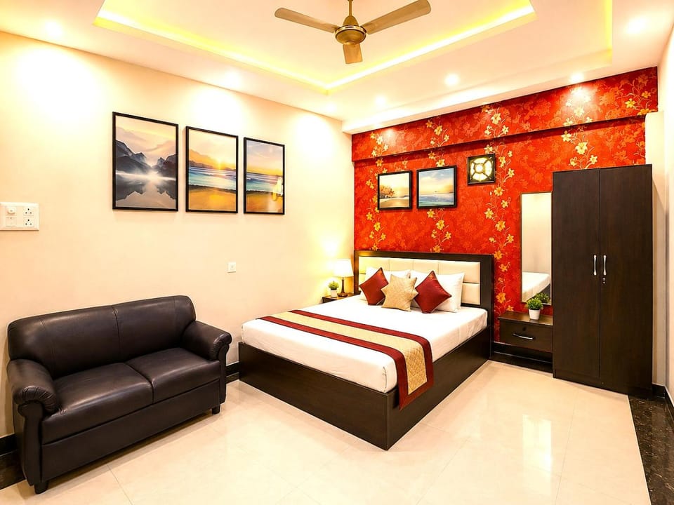 Bed, TV and multimedia, Living room, Photo of the whole room, Seating area, Bedroom, fireplace