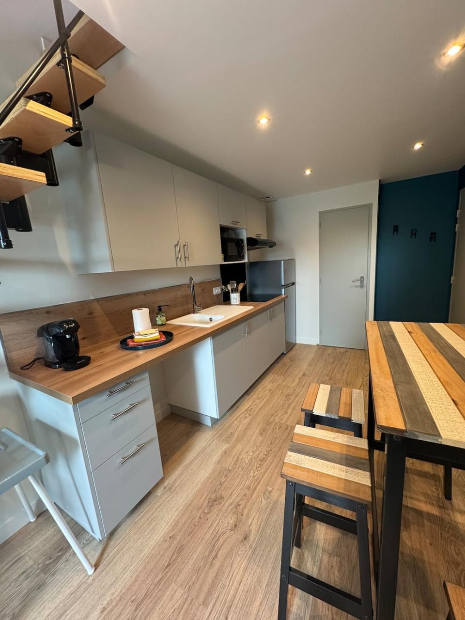 Kitchen or kitchenette, Dining area, stove