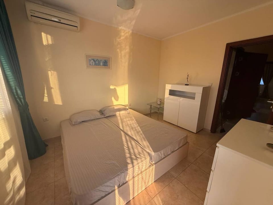 Bed, Photo of the whole room, air conditioner