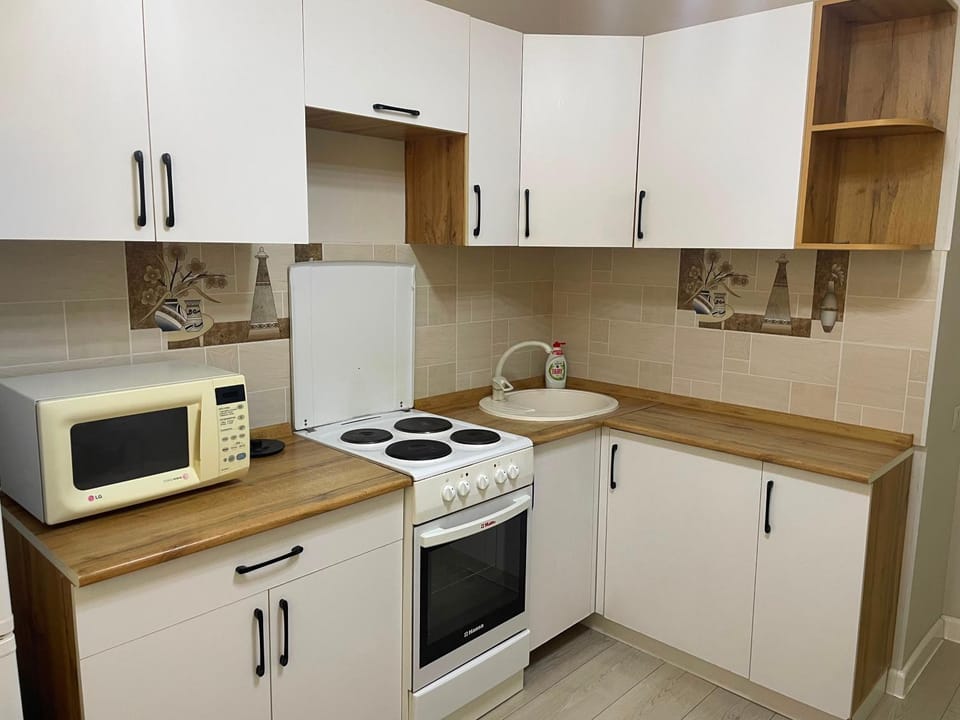 Coffee/tea facilities, Kitchen or kitchenette, oven, stove