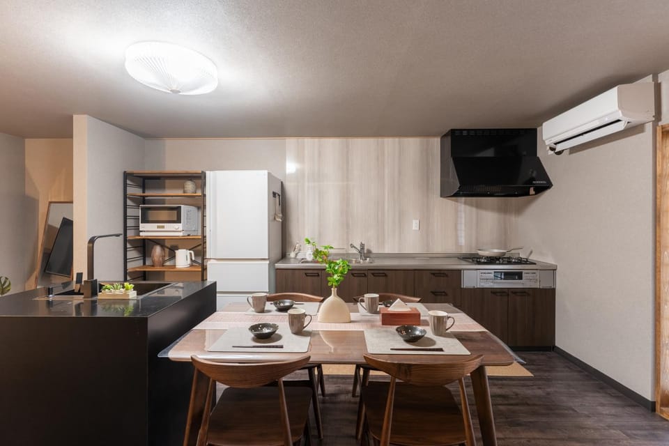 Kitchen or kitchenette, Food and drinks, Dining area, air conditioner