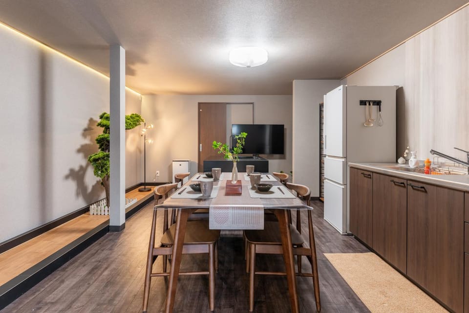 Kitchen or kitchenette, Dining area