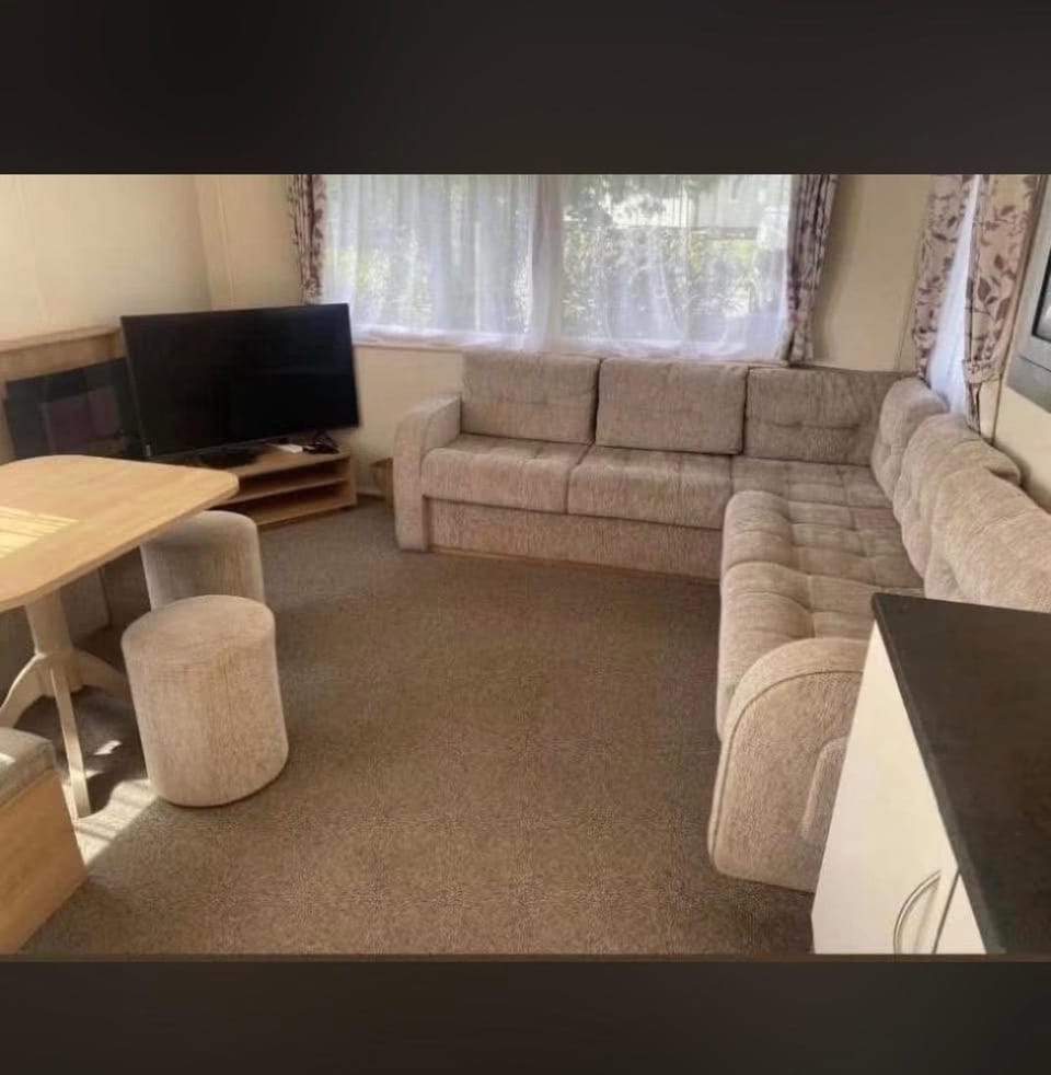 Communal lounge/ TV room, TV and multimedia, Living room, Seating area, Evening entertainment