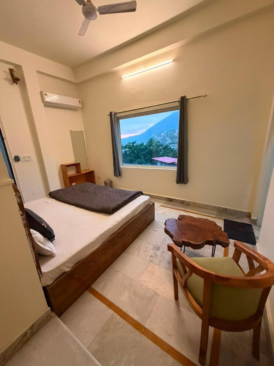 Bed, TV and multimedia, Bedroom, Mountain view