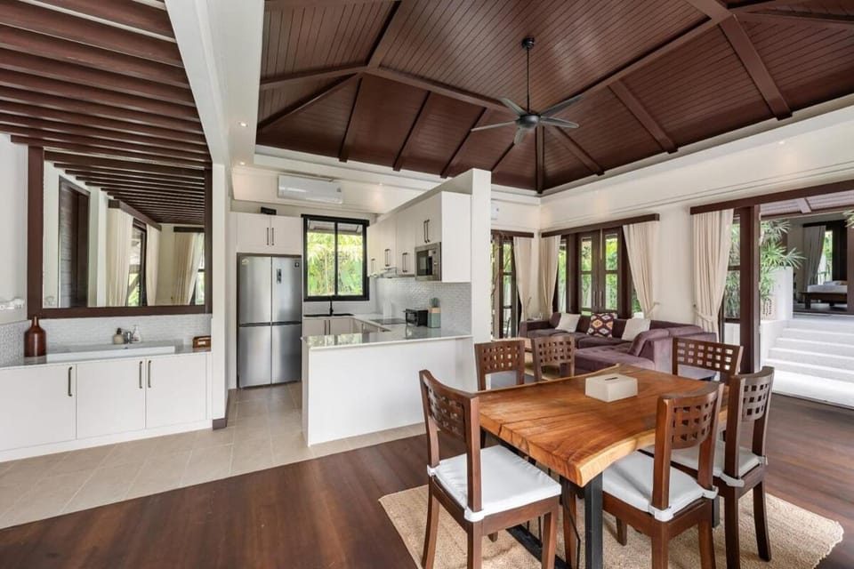 Kitchen or kitchenette, Living room, Seating area, Dining area