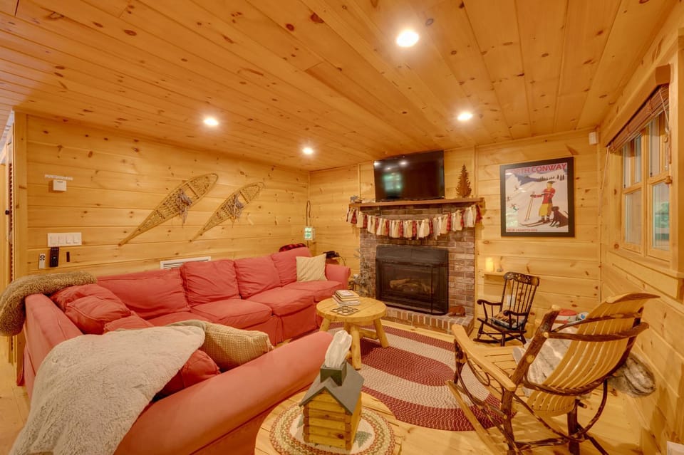 North Conway: Updated 3BR Cabin Sleeps 9, Fire Pit Cabin in North Conway