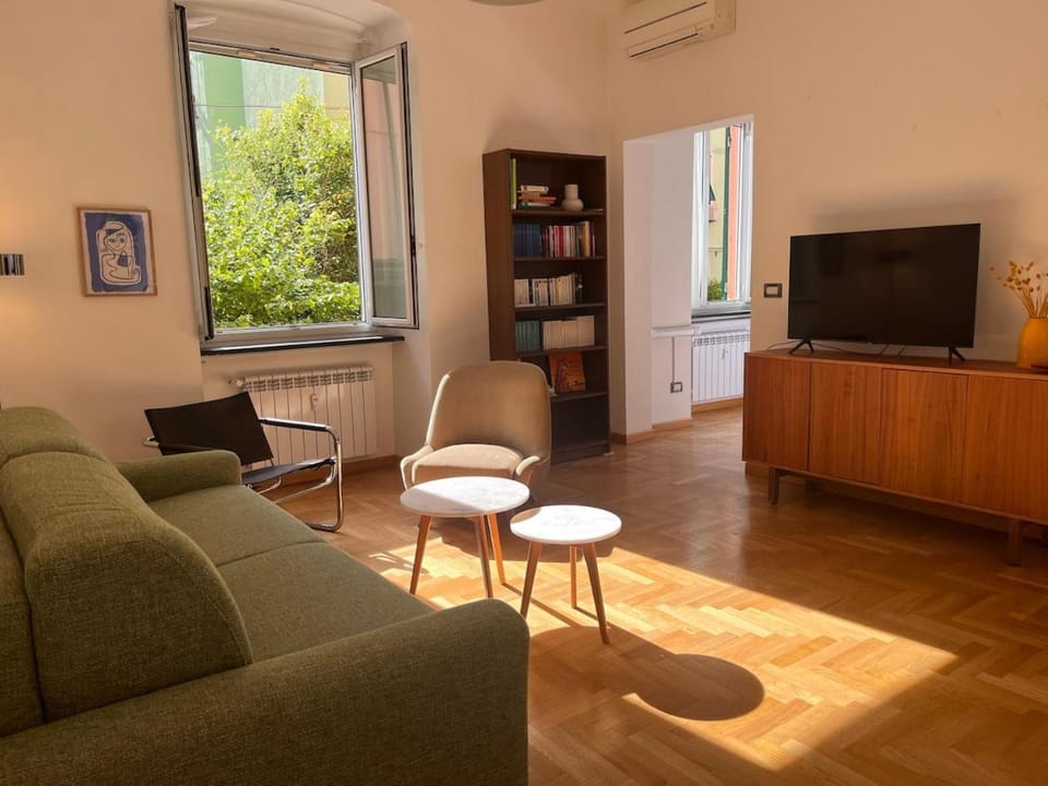 Library, TV and multimedia, Living room, Seating area, Evening entertainment, air conditioner