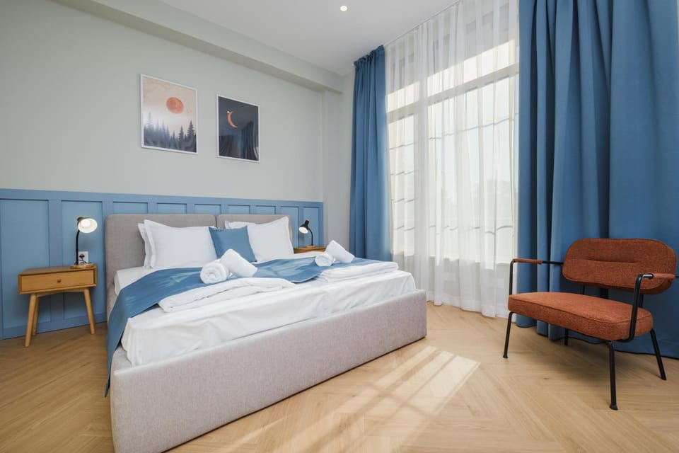 Bed, Photo of the whole room, Seating area, Bedroom