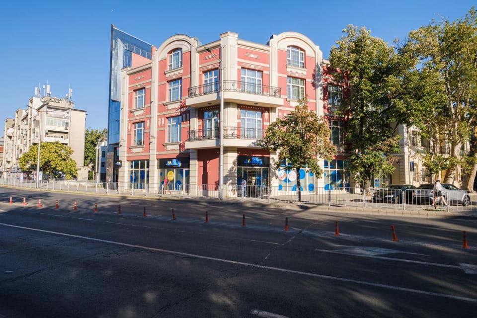 Property building, Day, Neighbourhood, City view, Street view, Location