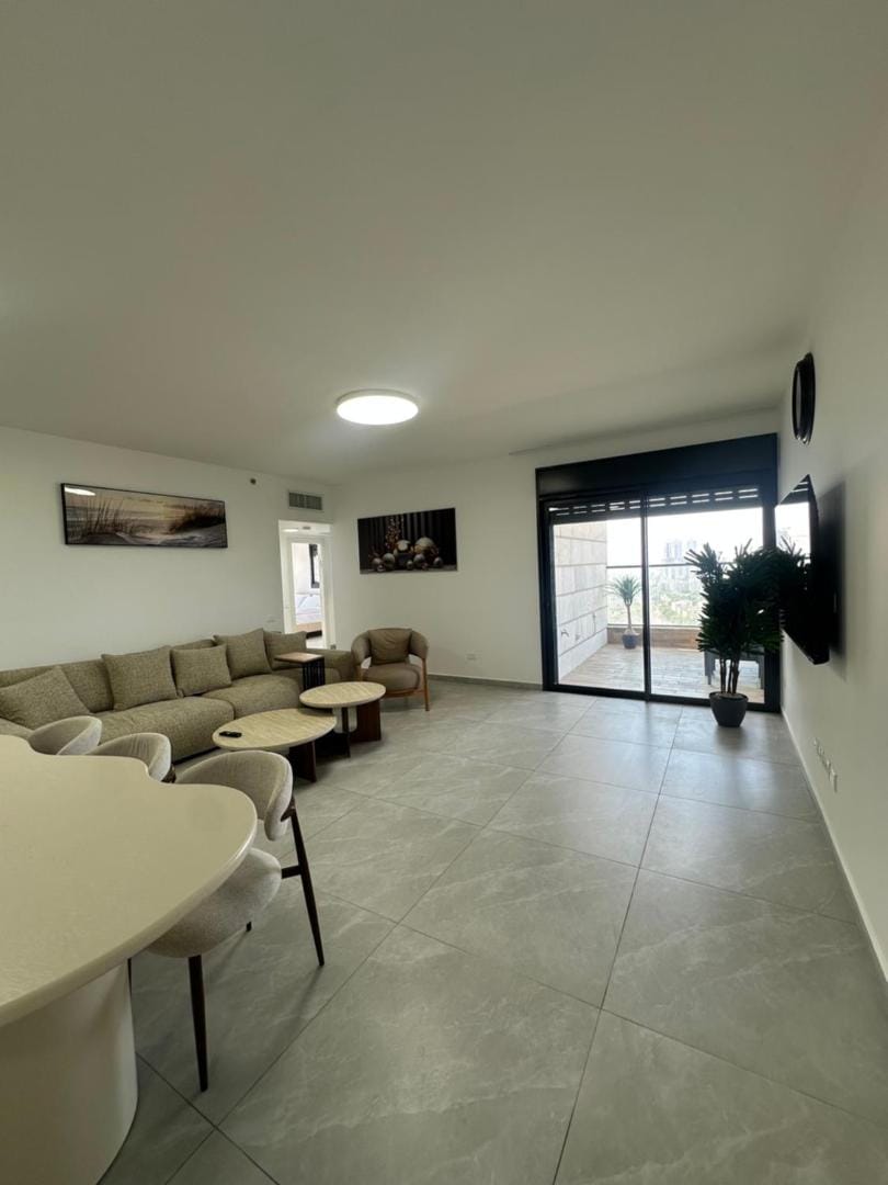 Luxury High-Floor Apt | New Tower | Steps to Mall Apartment in South District