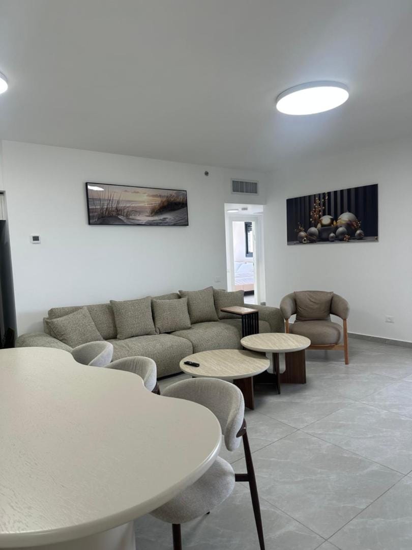 Luxury High-Floor Apt | New Tower | Steps to Mall Apartment in South District