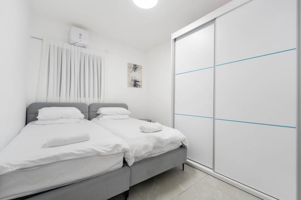 Luxury High-Floor Apt | New Tower | Steps to Mall Apartment in South District
