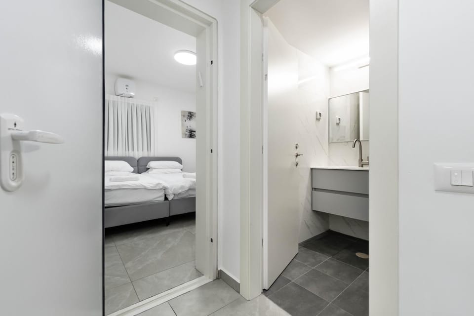 Luxury High-Floor Apt | New Tower | Steps to Mall Apartment in South District