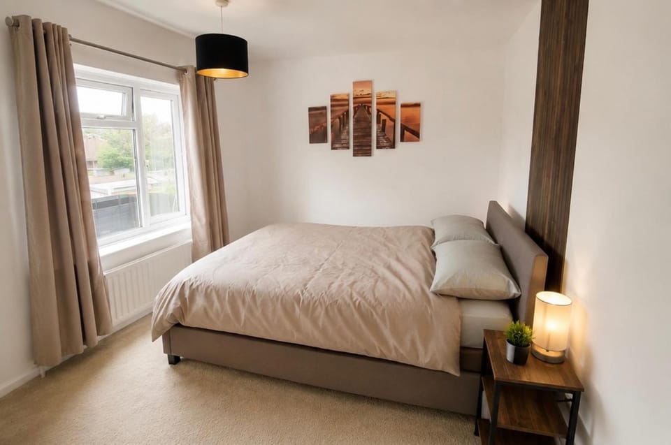 Photo of the whole room, Bedroom