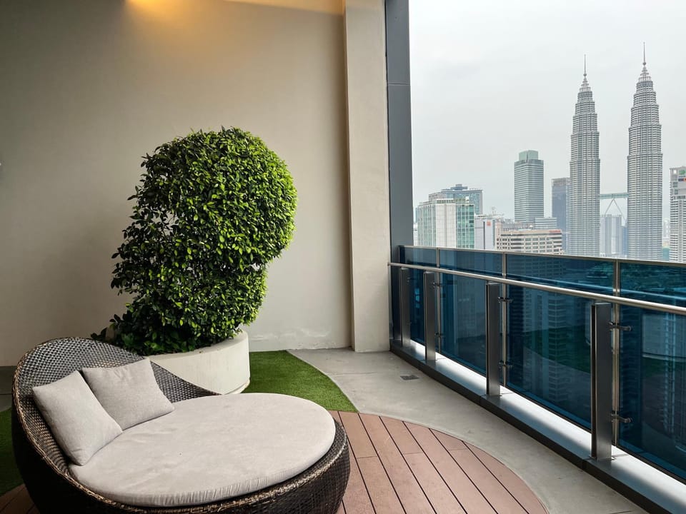 Nearby landmark, Day, Seating area, City view, Landmark view