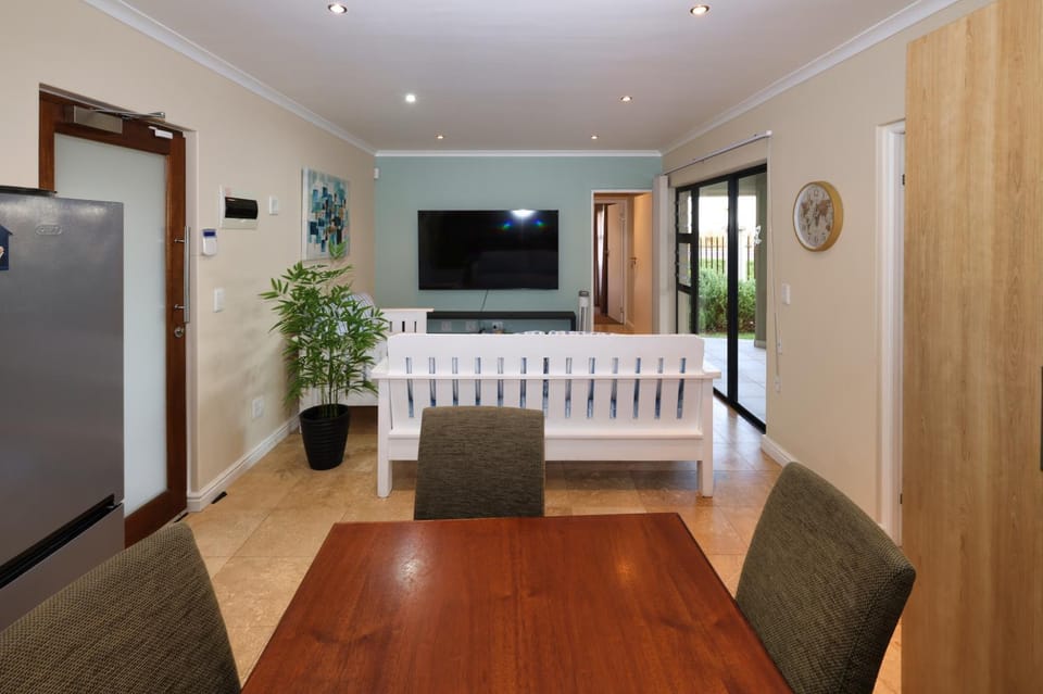 TV and multimedia, Kitchen or kitchenette, Living room, Seating area, Dining area