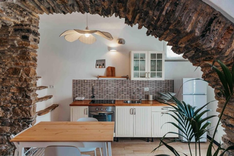 Kitchen or kitchenette, Dining area, oven