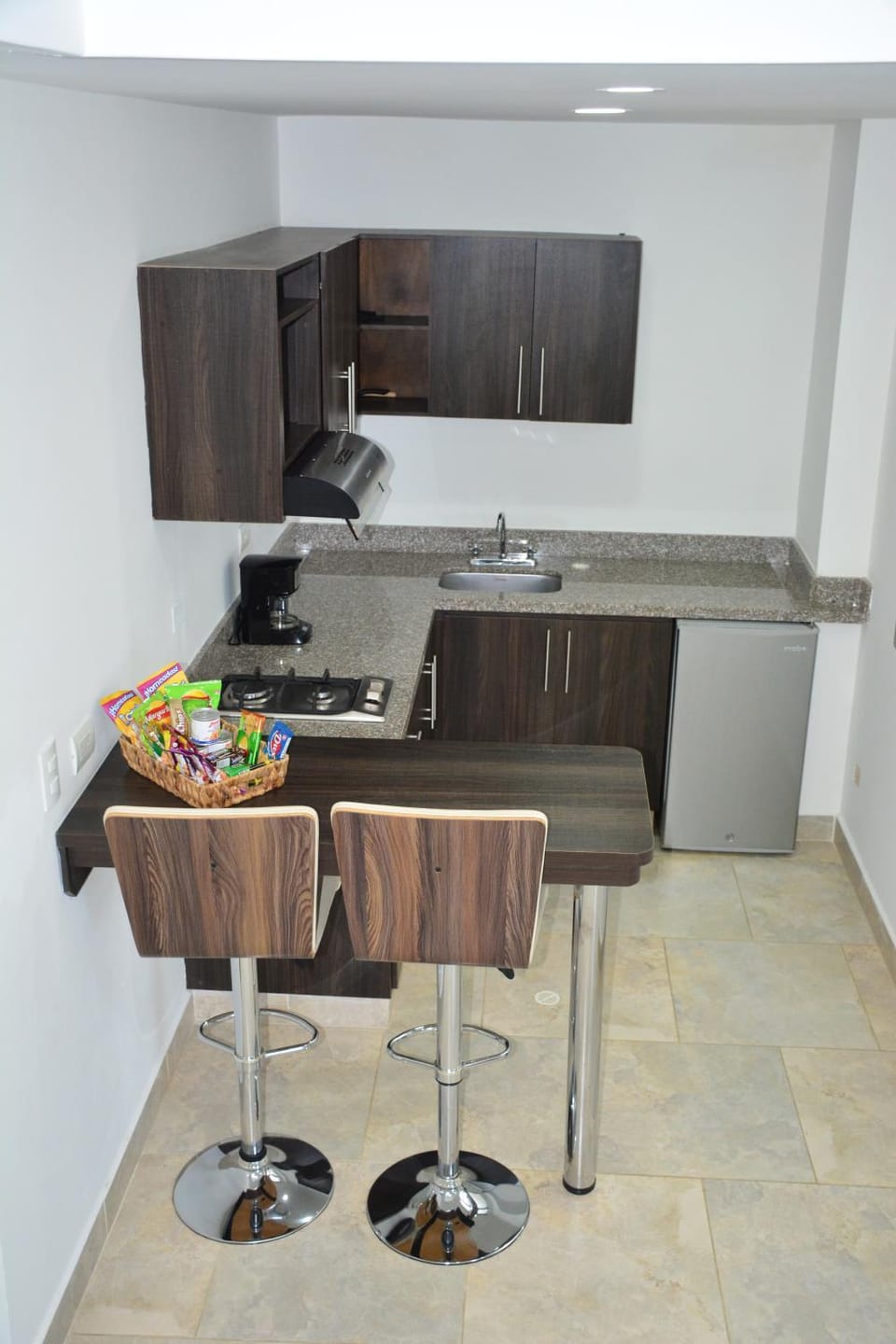 Kitchen or kitchenette, Food and drinks, Dining area, minibar, stove