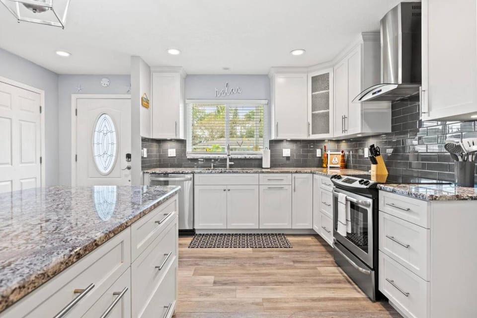 Home in Seminole. Mins to BEACH. Heated POOL House in Seminole
