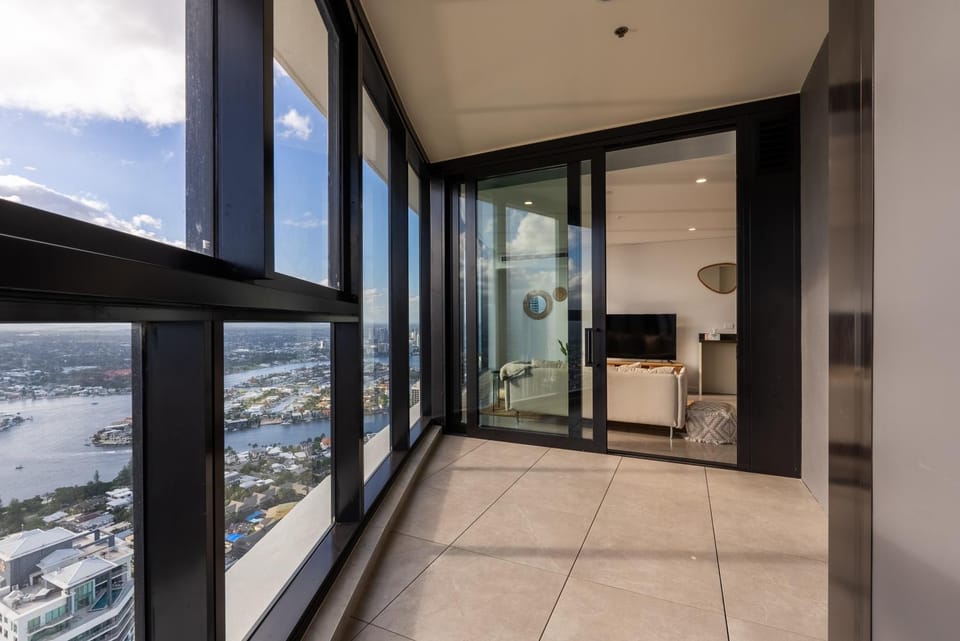 Clear Water Serenade Lv 50 plus Skyhome at Ocean Meriton - Apartment Apartment in Surfers Paradise