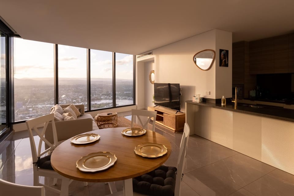 Clear Water Serenade Lv 50 plus Skyhome at Ocean Meriton - Apartment Apartment in Surfers Paradise