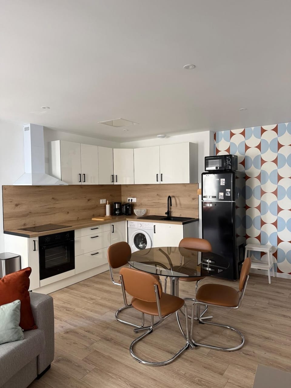 Coffee/tea facilities, Kitchen or kitchenette, Dining area, oven, stove