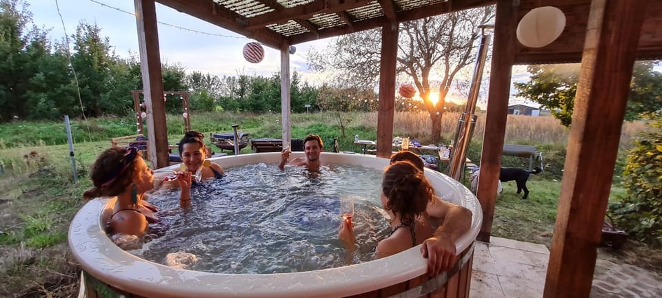 Hot Tub, Hot Tub