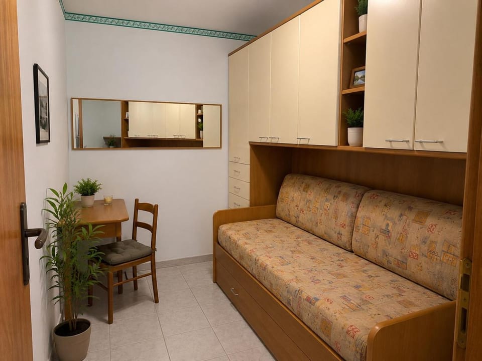 Bed, Living room, Photo of the whole room, Seating area, Bedroom, wardrobe