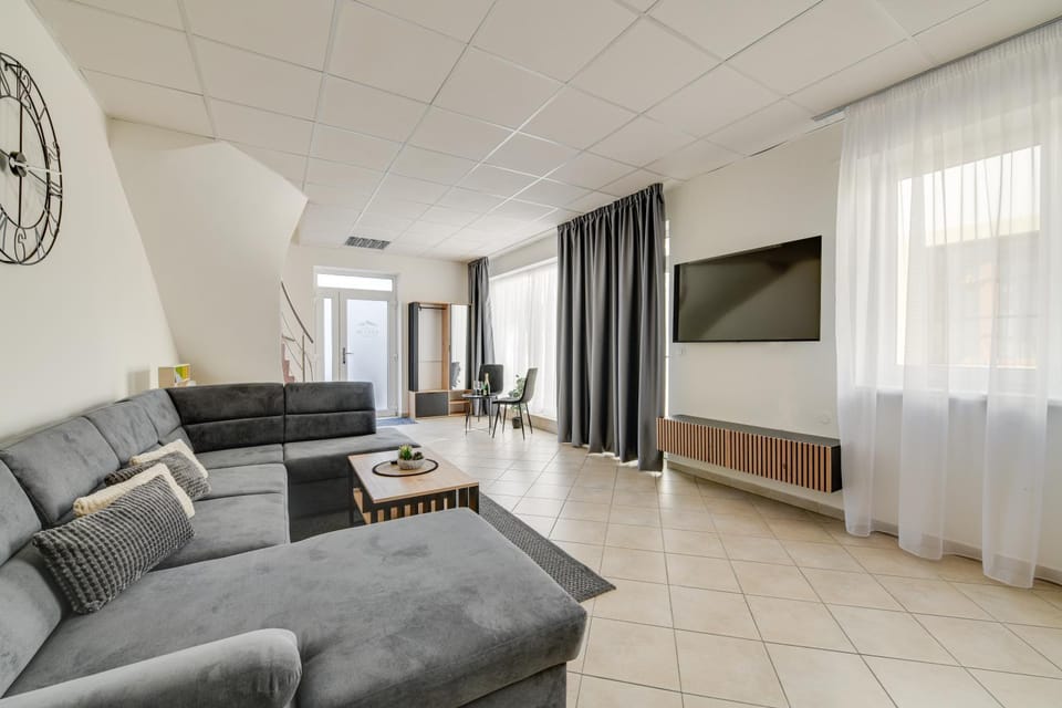 Communal lounge/ TV room, TV and multimedia, Living room, Seating area, Evening entertainment