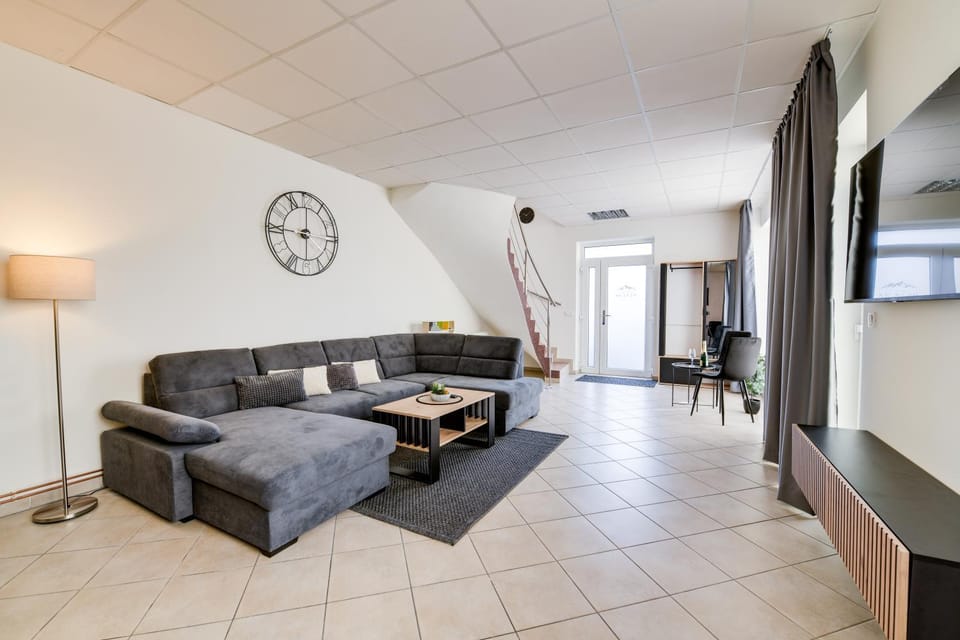 Communal lounge/ TV room, TV and multimedia, Living room, Seating area, Evening entertainment