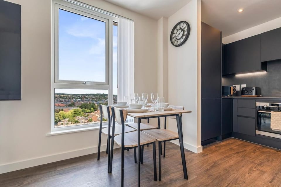 Luxury 2Bed, Sleeps 6, Balcony, Near Wembley Apartment in Harrow