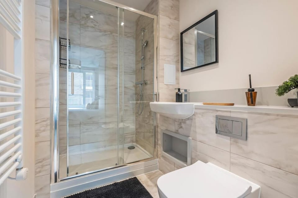 Luxury 2Bed, Sleeps 6, Balcony, Near Wembley Apartment in Harrow