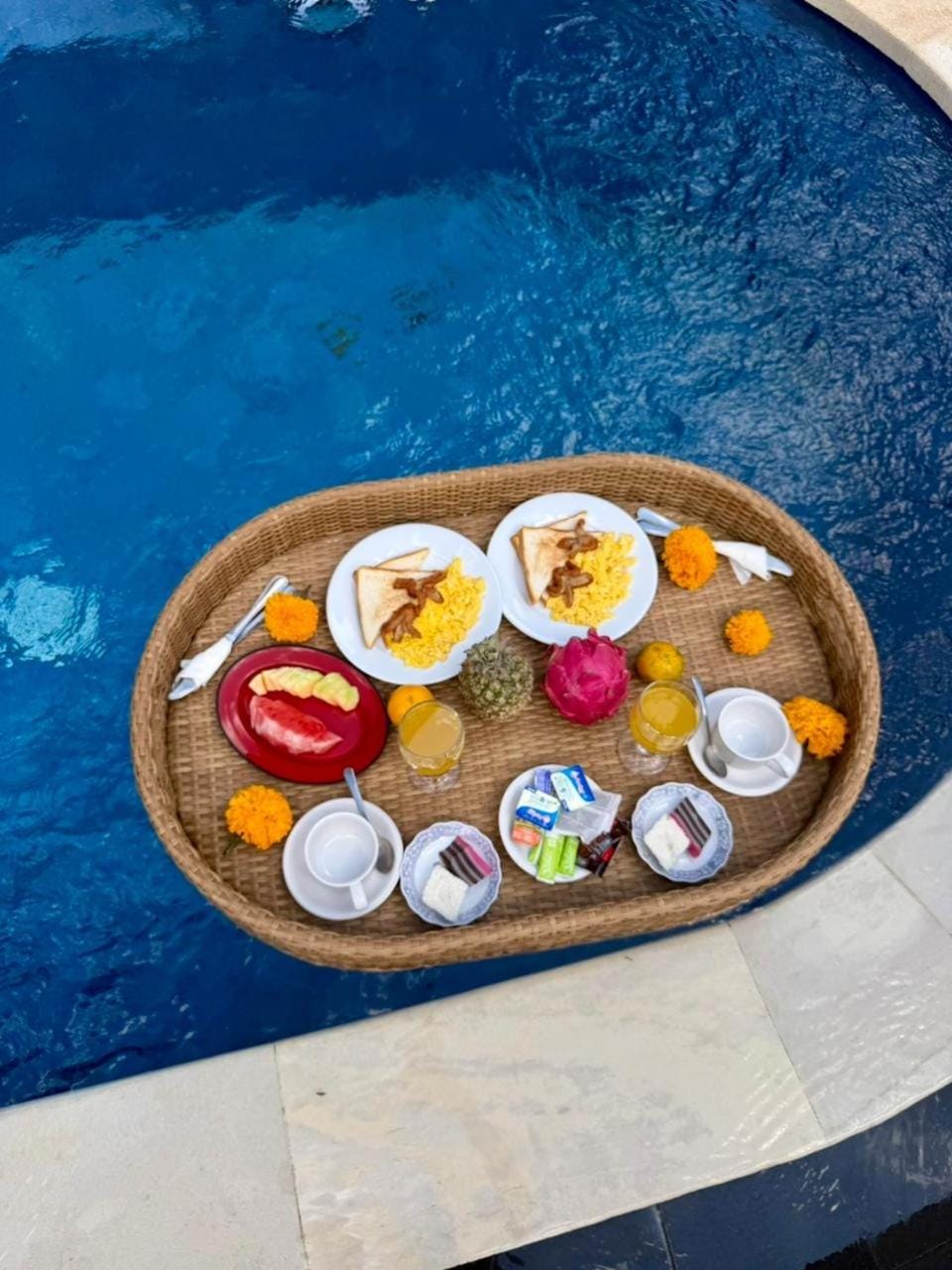Food and drinks, Food, Pool view, Swimming pool, Breakfast, Continental breakfast