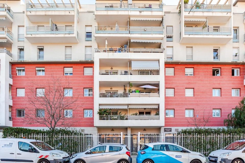 Apparemment F3 avec terrasse Clim & tram Apartment in Nice