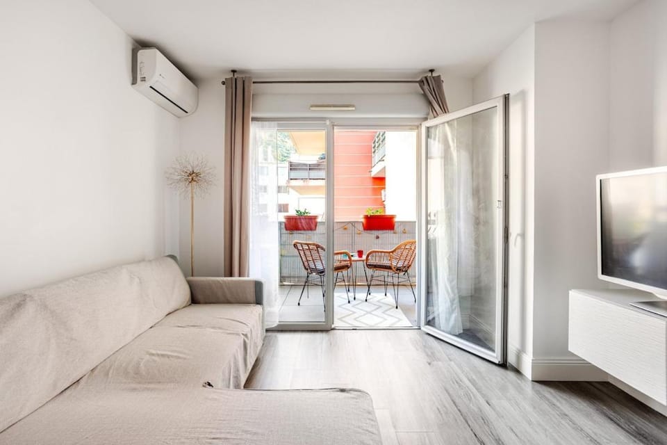 Apparemment F3 avec terrasse Clim & tram Apartment in Nice