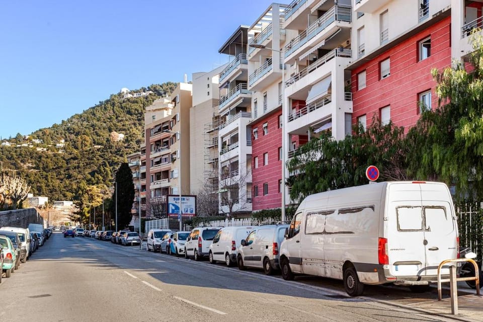 Apparemment F3 avec terrasse Clim & tram Apartment in Nice