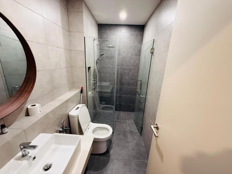 Shower, Toilet, Bathroom, bidet, towels