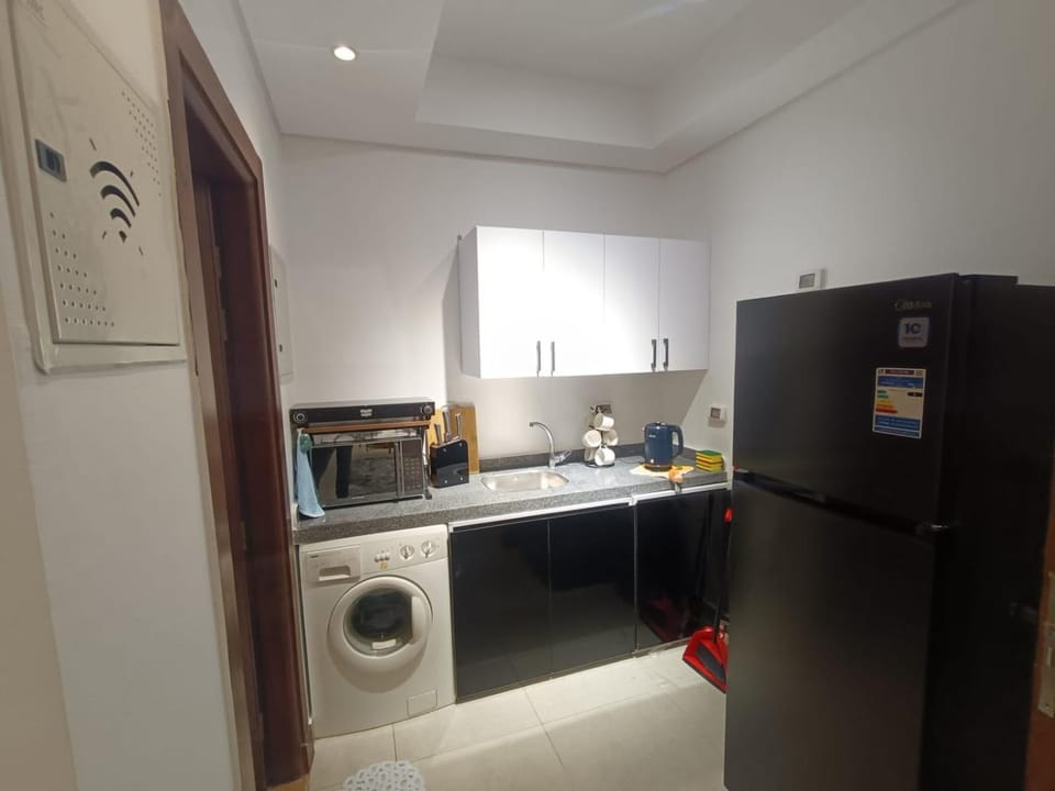 Kitchen or kitchenette, oven, washing machine