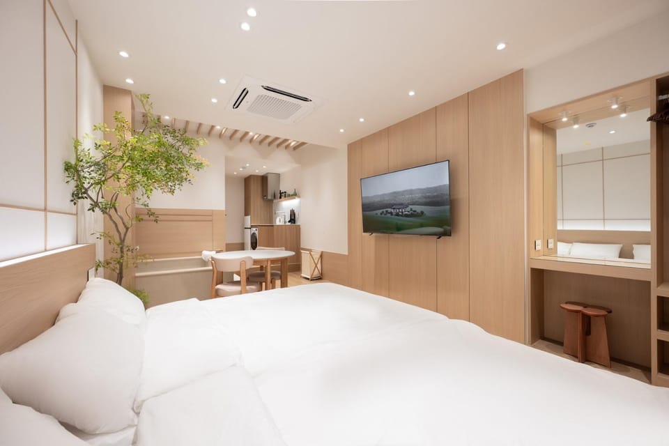 Photo of the whole room, Bedroom, air conditioner