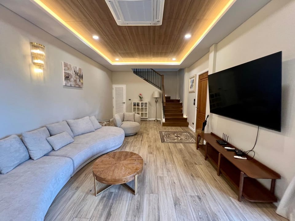 TV and multimedia, Living room, Seating area, Evening entertainment