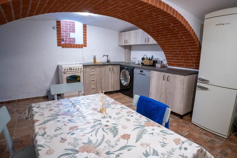 Kitchen or kitchenette, Dining area, dishwasher, minibar, oven, stove