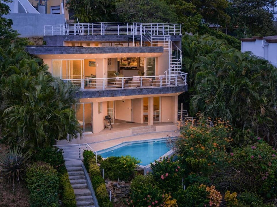 Casa Nalifos Oceanview Villa with infinity Pool House in Playa Flamingo