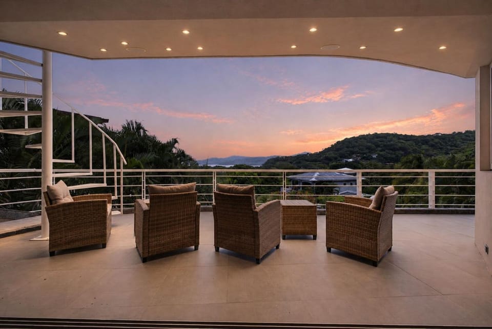 Casa Nalifos Oceanview Villa with infinity Pool House in Playa Flamingo