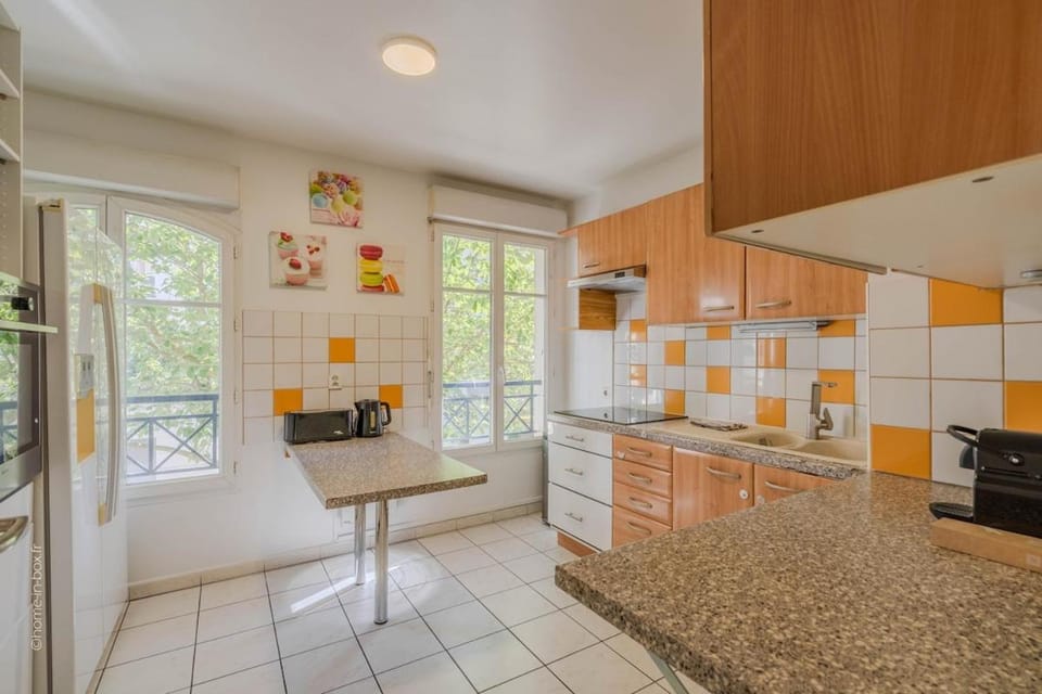 The Royal Court Residence l 20min Walk to Disney l Val d'Europe & La Vallée Village l 3 Bedrooms l RER l Free Parking Apartment in Chessy