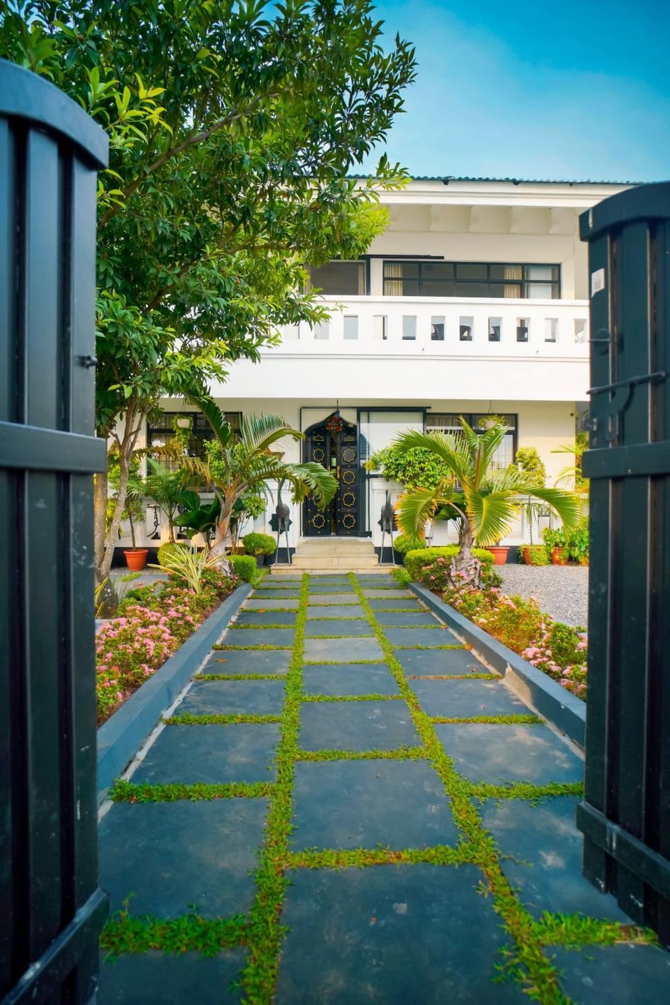 Property building, Day, Garden, Garden view